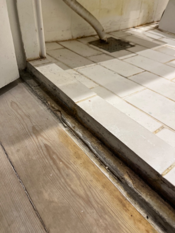 Opkandt/dørkant til badeværelse