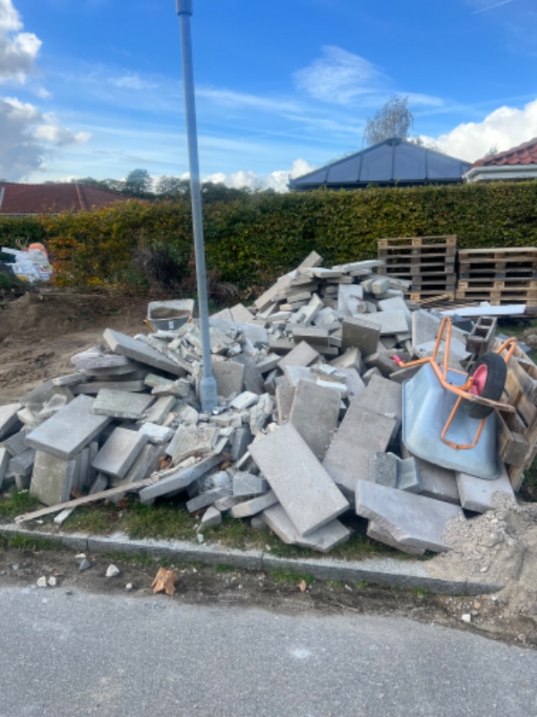 Have fjernet fliser, beton, Jord og rødder