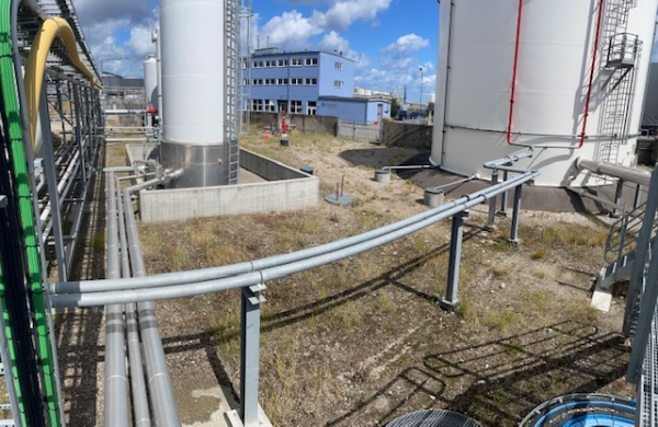 Fjerne ukrudt med buskrydder på en olieterminal