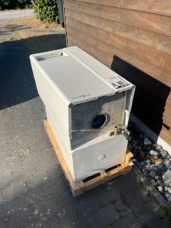 Bortkørt gammel gasfyr og varmtvandsbeholder