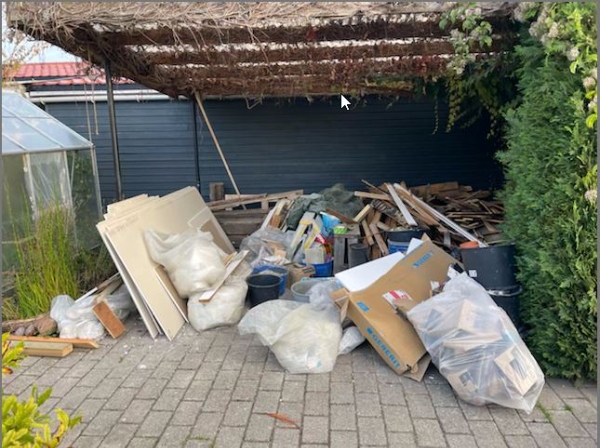 Afhentning af affald efter husrenovering. Gipsplader, finer, træstubbe, trælister, tapetrest mm