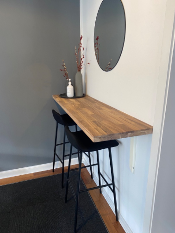 Udskæring af træ plus montering af hyldeknægte