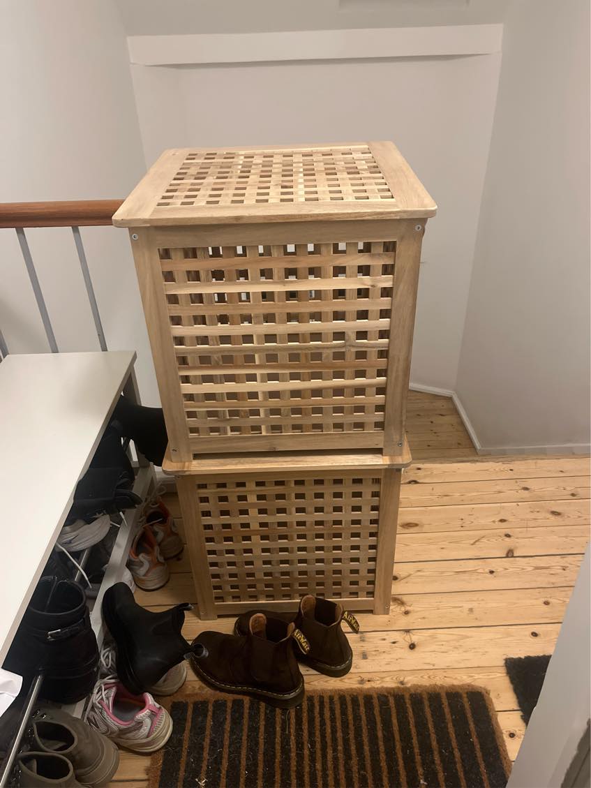 Flytning af to sengeborde, 1 uger og ca. 5 kasser