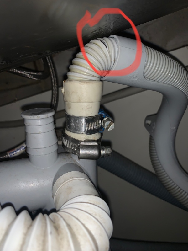 Udskiftning eller reparation af afløbsslange til opvaskemaskine