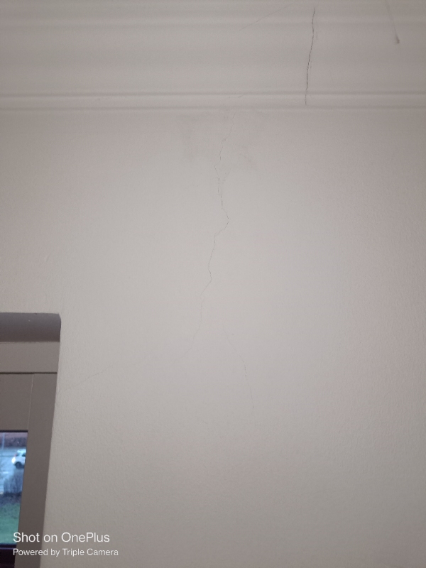 Nedtagning af løst puds samt pudses op igen fuge i vindue og bortkørsel af affald