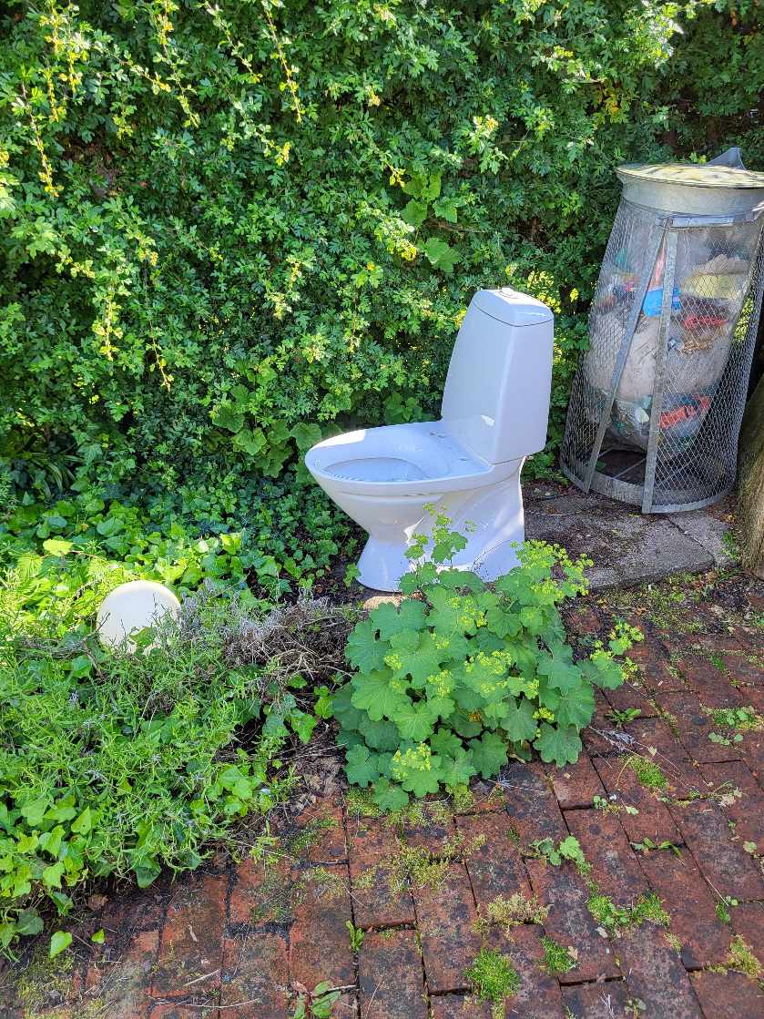 Byggeaffald fjernes fra kolonihave hvor der er kommet nyt gulv. Ca. 18 kvm