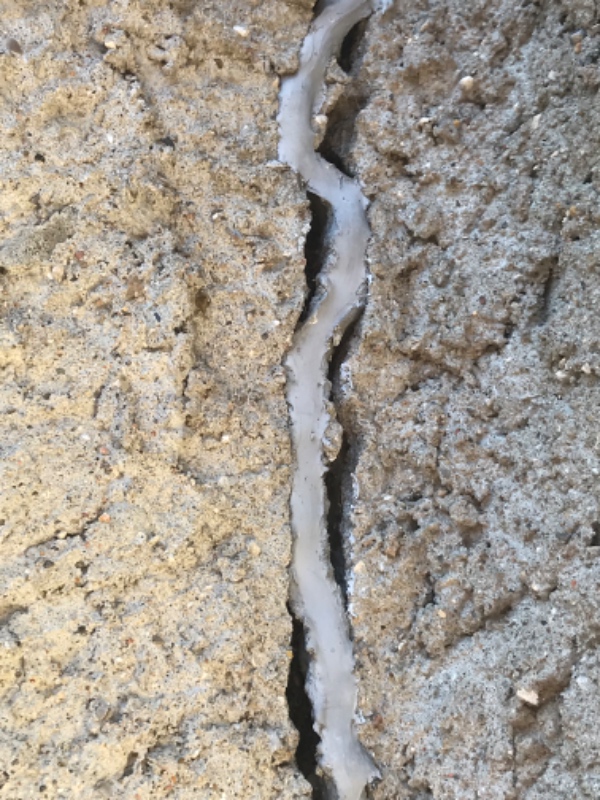 Revne i ydermur på 2 sider. Reparation af vandskade på muret mur indenfor