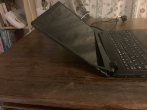 Skærm på bærbar er løs og gået fra hinanden. Skærmen virker fint, men computer kan ikke klappes samm