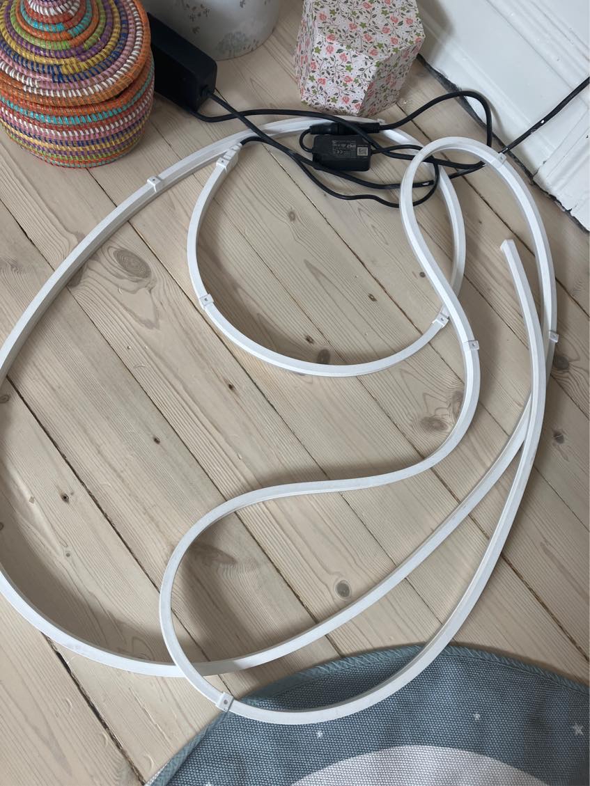 Borer huller ( TV, lyskæde, evt et staffeli der skal hænge i en krog hvis muligt ) banke to paneler på plads og fikse et løst dørnhåndtag