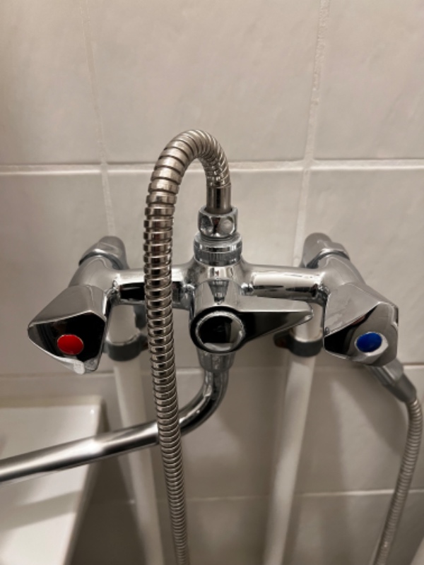 Reparation af blandingsbatterier og toilet