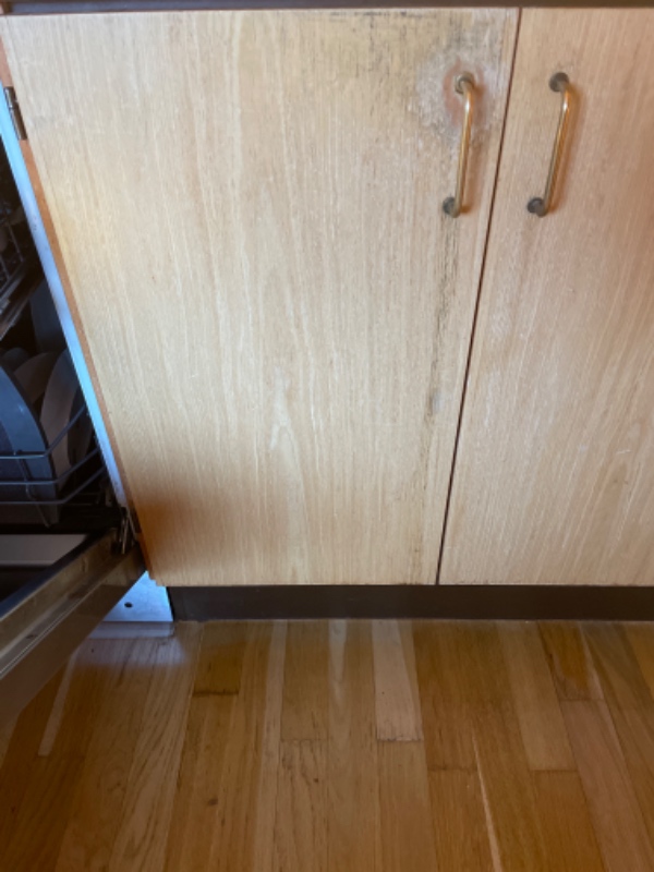 Reparation af køkkenskabslåge, som er slidt og trænger til en “make-over”