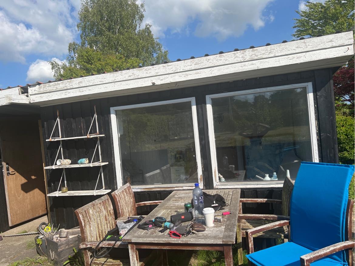 Nedlægning af skur + afhentning af det og have affald