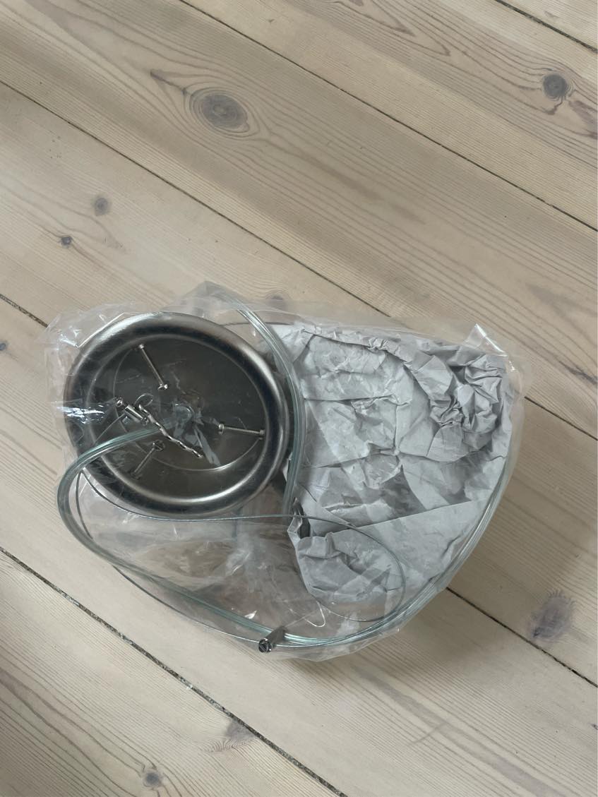 2 lamper hænges op og kortes af i ledning