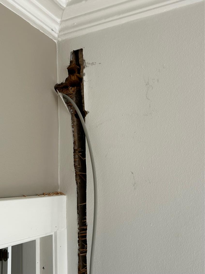 Murer til at lukke huller som er rillet ind i væggen