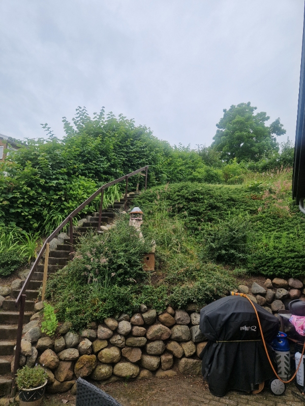 Hækklipning og lugning af bede