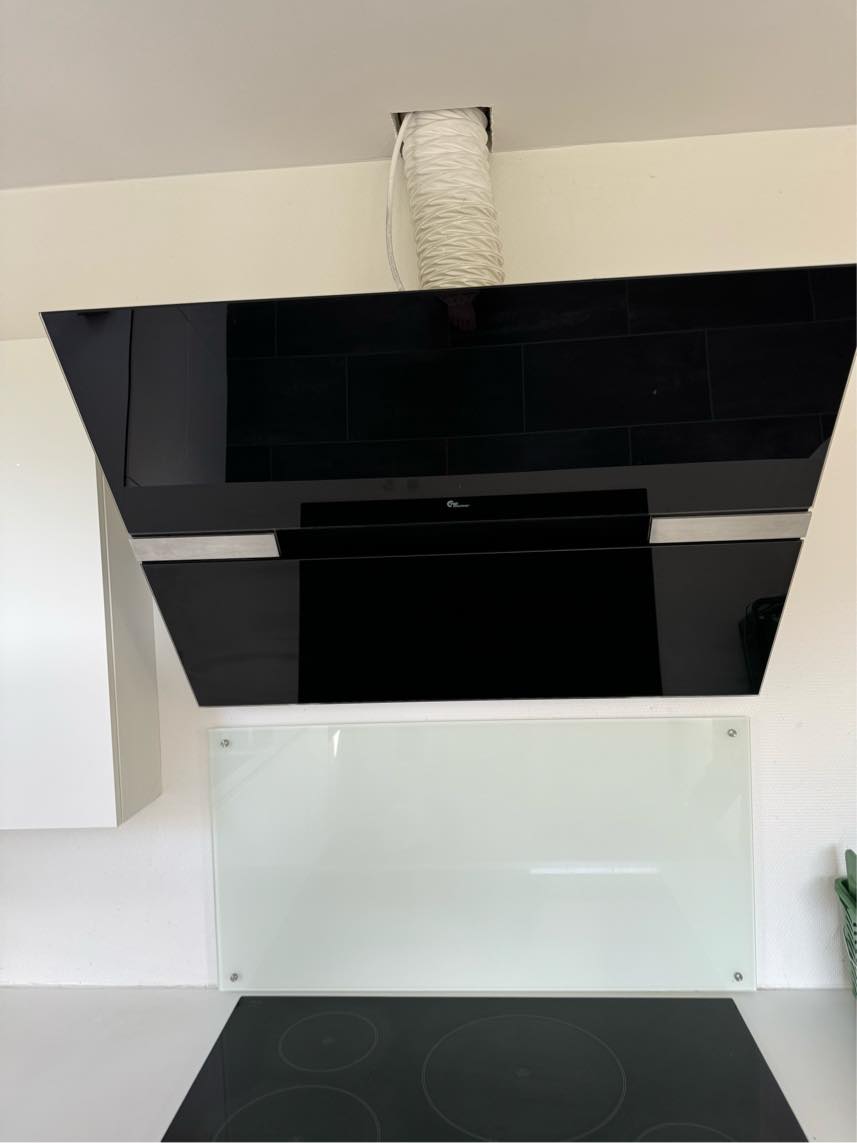 Montering af emhætteskjuler - plus utæt rør ved vask