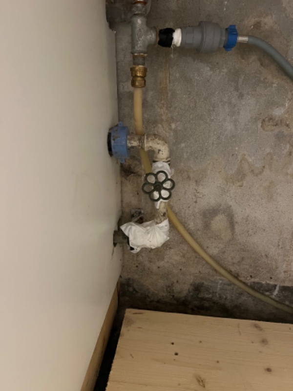 Udskiftning af utæt vandrør.