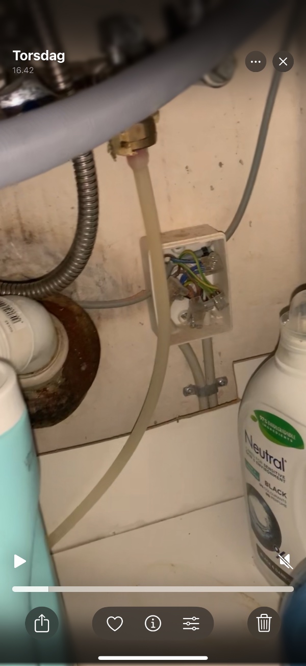 Elektriker til at løse ledningsproblem og opsætte opvaskemaskine