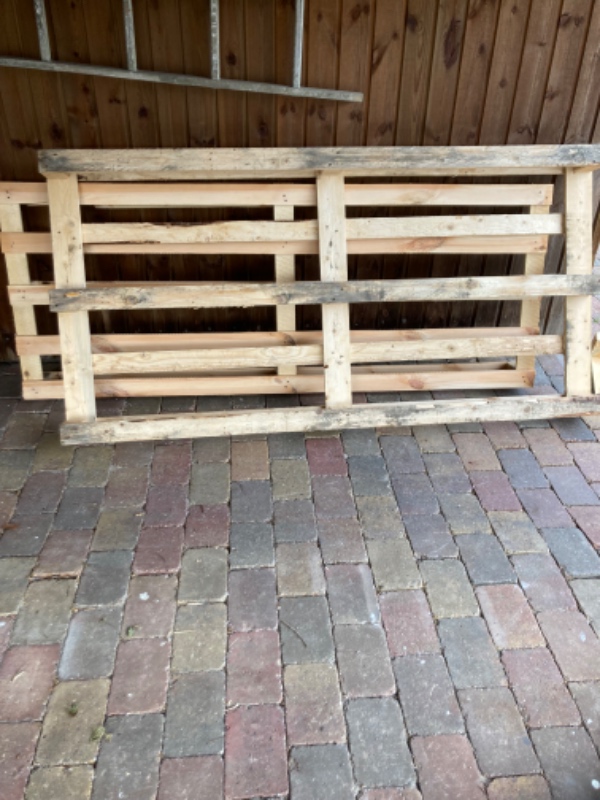 Fjernet pap, træpaller. plasticaffald/ flamingo affald