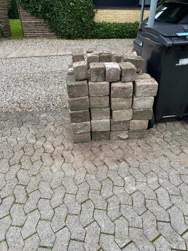 Afhentning af beton mursten (ca 1 m3)