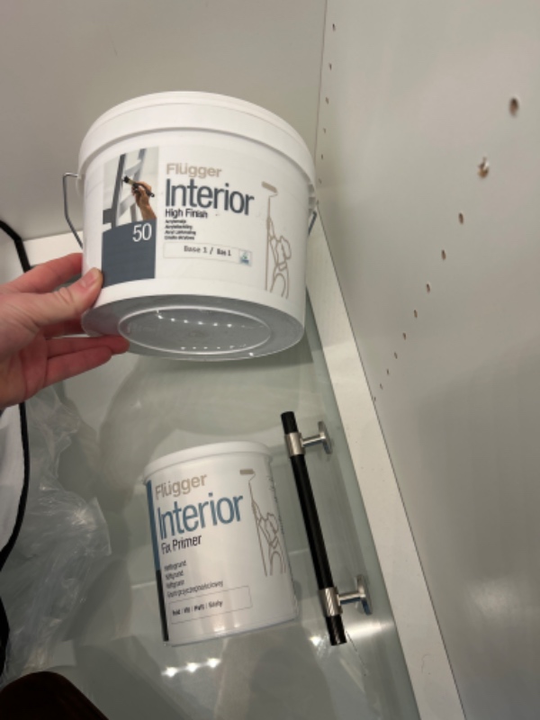 Maling af skabe og montering af enkelte billeder