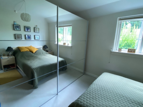 Afmontering af stort klædeskab 300x210cm. Efterfølg. Montering og påsætning af ny bagbeklædning .