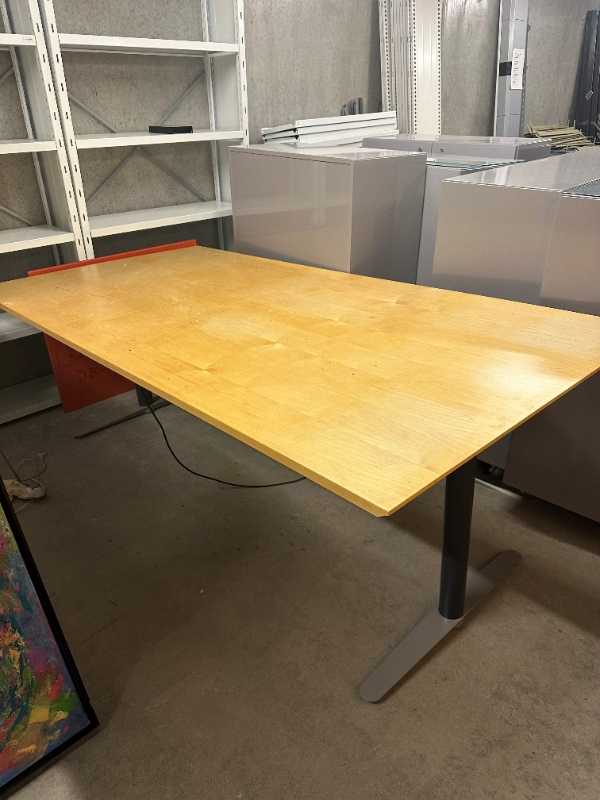 En del reoler og borde der skal sende til affaldssortering