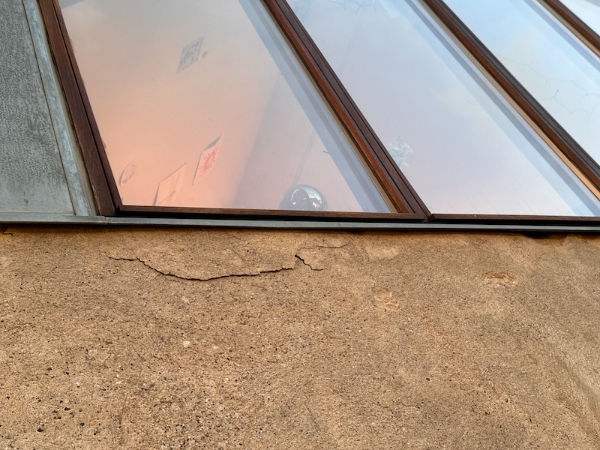 Facade- og sokkelreparation - revner i puds.