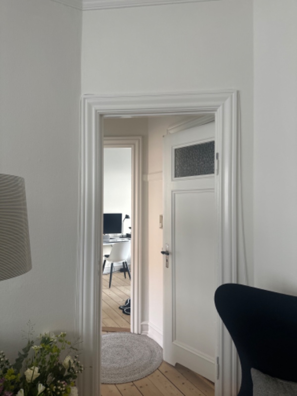 Opsætning g af koglen - lampe, samt ophæng af 5 billeder og fastsættelse af ledning langs dør