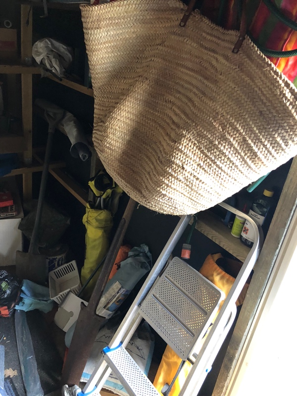 Skal have ryddet skur og trapperum for affald