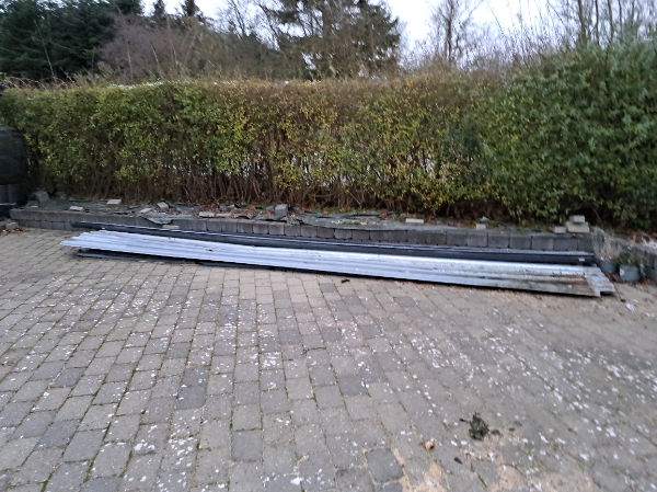 Afhentning af metalaffald og træaffald efter byggeprojekt