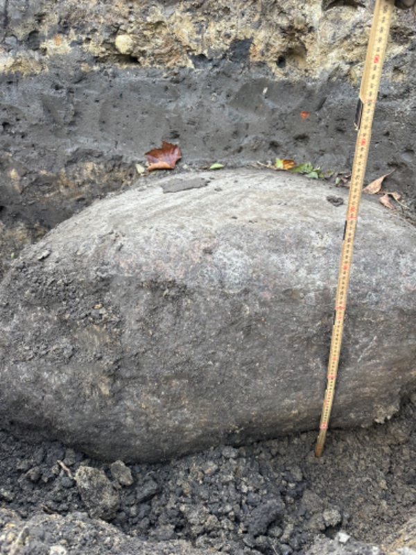 Fjernet/smadret meget stor sten