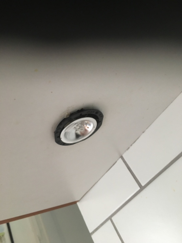 Fjerne gamle spots og opsætning af nye spots i køkkenskabe