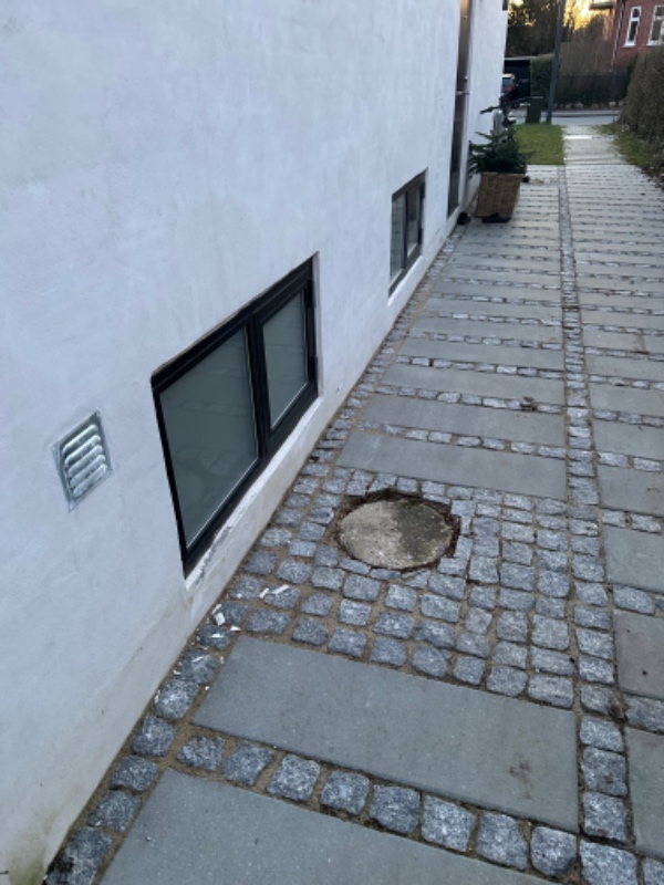 Småreparationer af weber pudset væg udendørs efter fliselægning og tilsvarende småreparationer indendørs efter flytning af trappe.