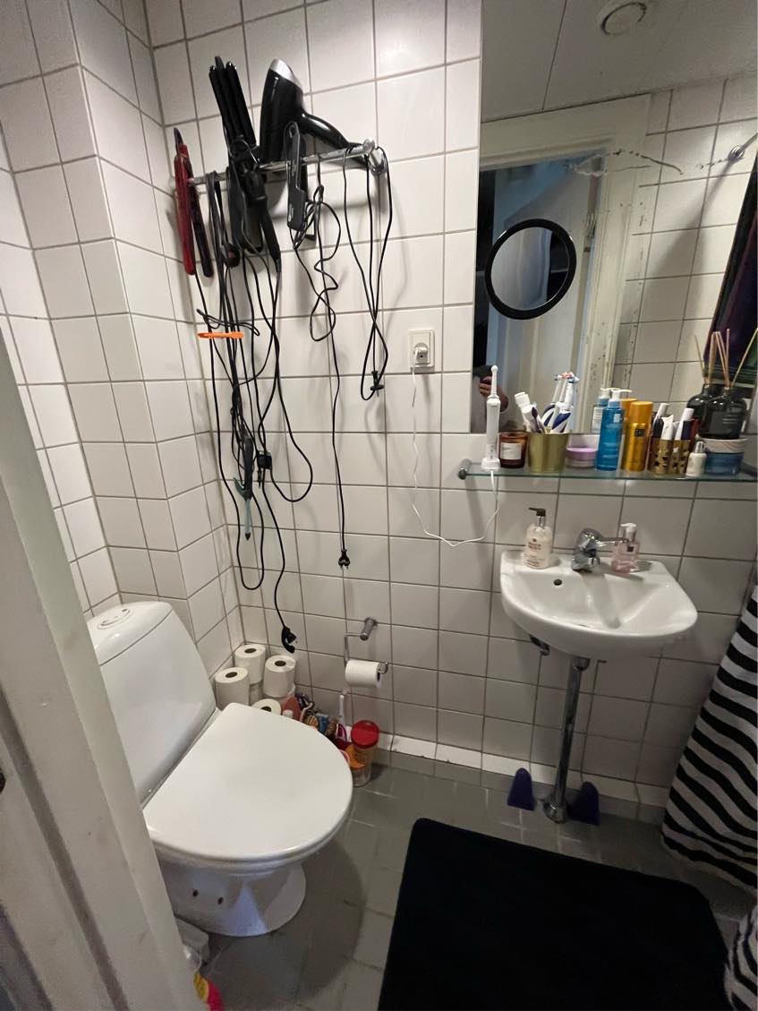 Toilet og håndvask monteres og tilsluttes