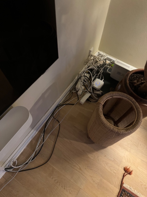 Kabelrod i stue ved TV. Internetkabel. Skal afkortes skjules i kabel bakke