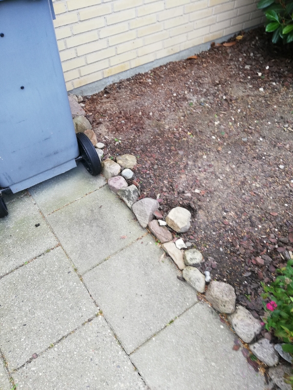 Lægning af 12 fliser, 40x40 cm, der skal fjernes jord hvor de skal lægges