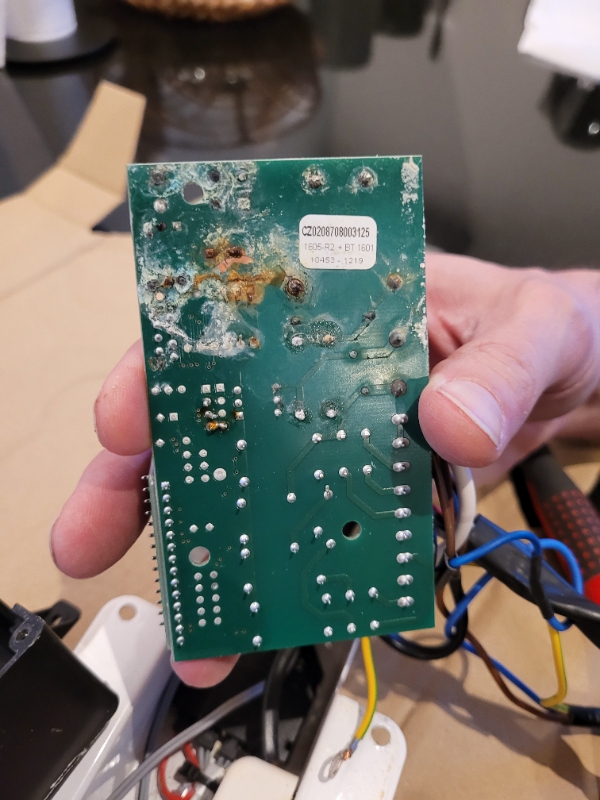 Defekt styreprint til loftmonteret emhætte med ekstern motor