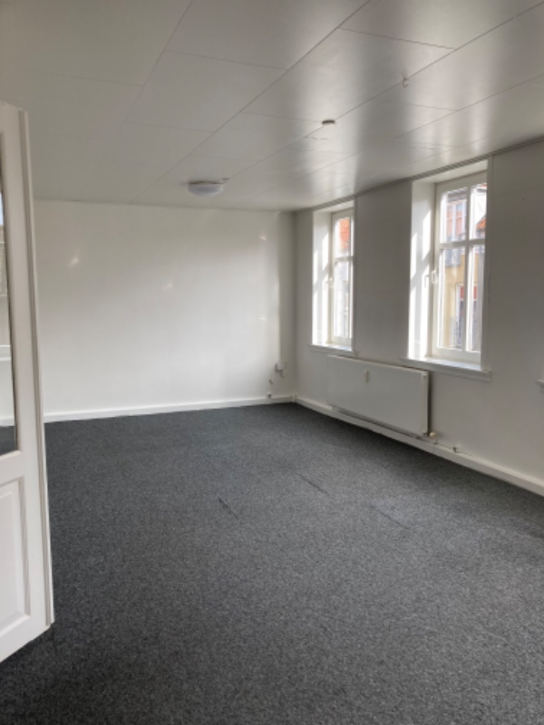 Lægge 60m2 laminatgulv og lister