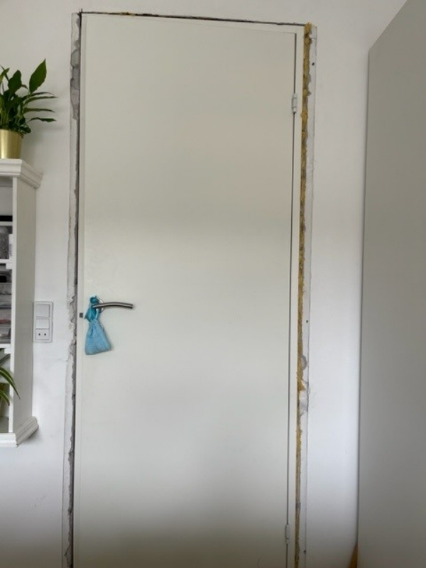 Tilretning/montering af 2 nye inderdøre der ikke kan lukkes, de er sat skævt i.