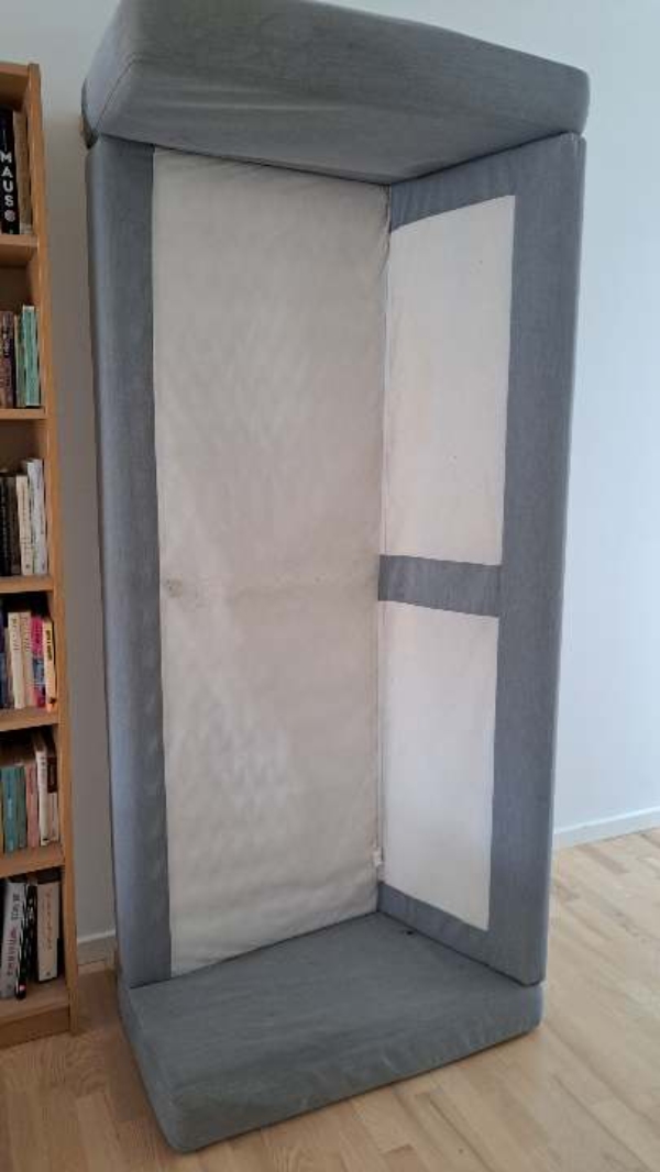 Ødelagt sofa køres på genbrugsplads