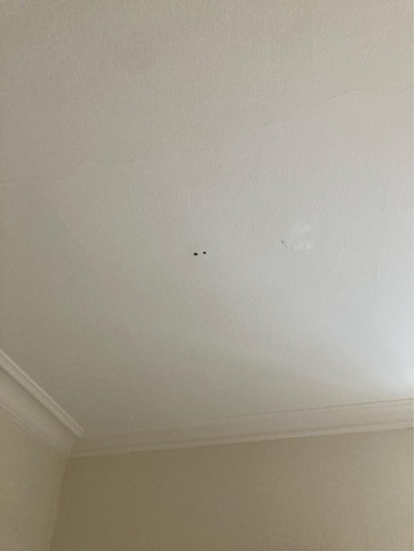 Hjælpe til at hænge lampe op i loftet og hænge tv op på væggen