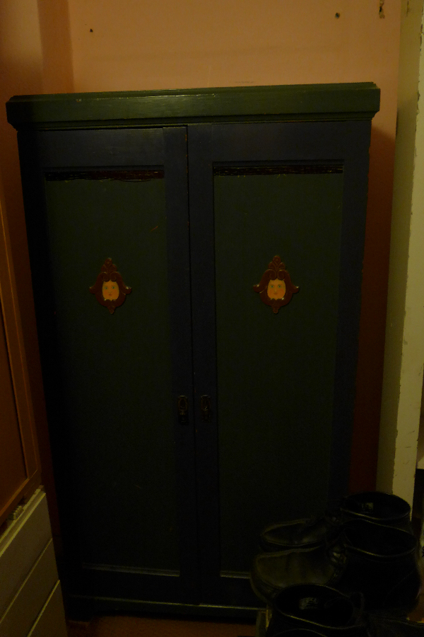 Bortskaffelse af 5 reoler og 2 skabe