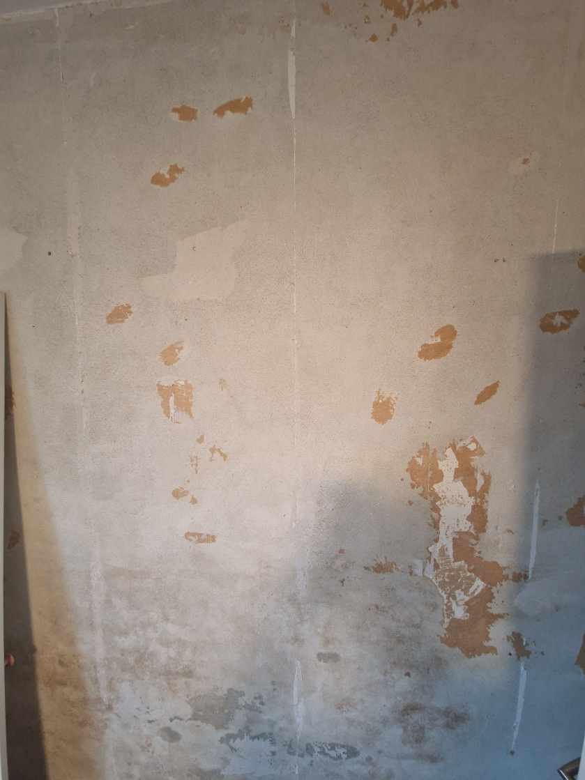Gardiner, skabslåge, maling af væg
