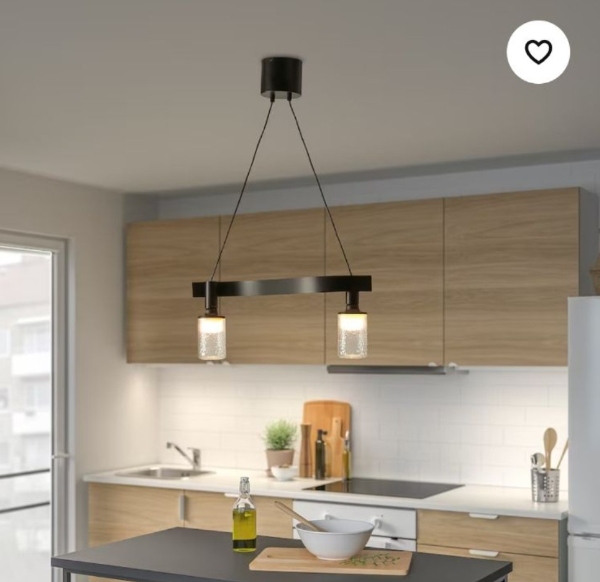 Ophæng af 2 lamper i køkkenen.