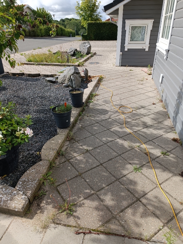 Fjerne ukrudt i stenbed, fliser og vejkant