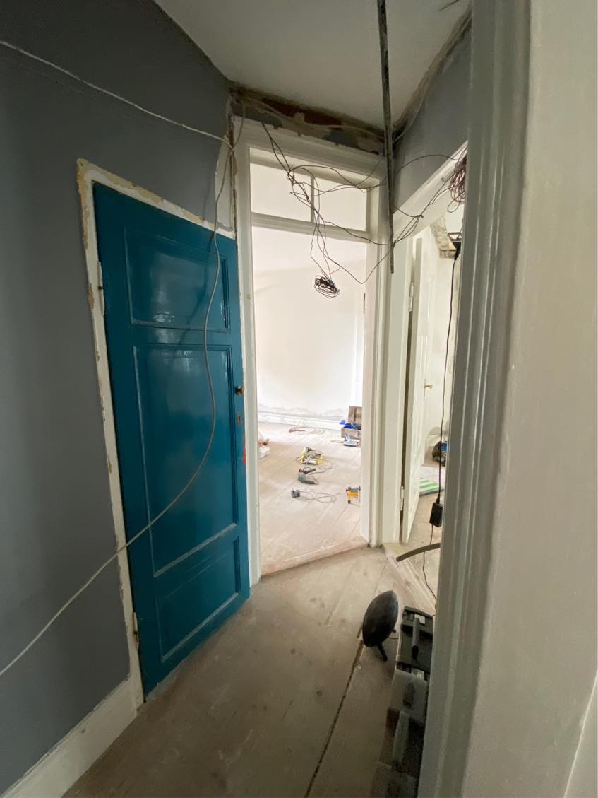 Fuldspartel og filt på vægge og loft i 75 kvm lejlighed