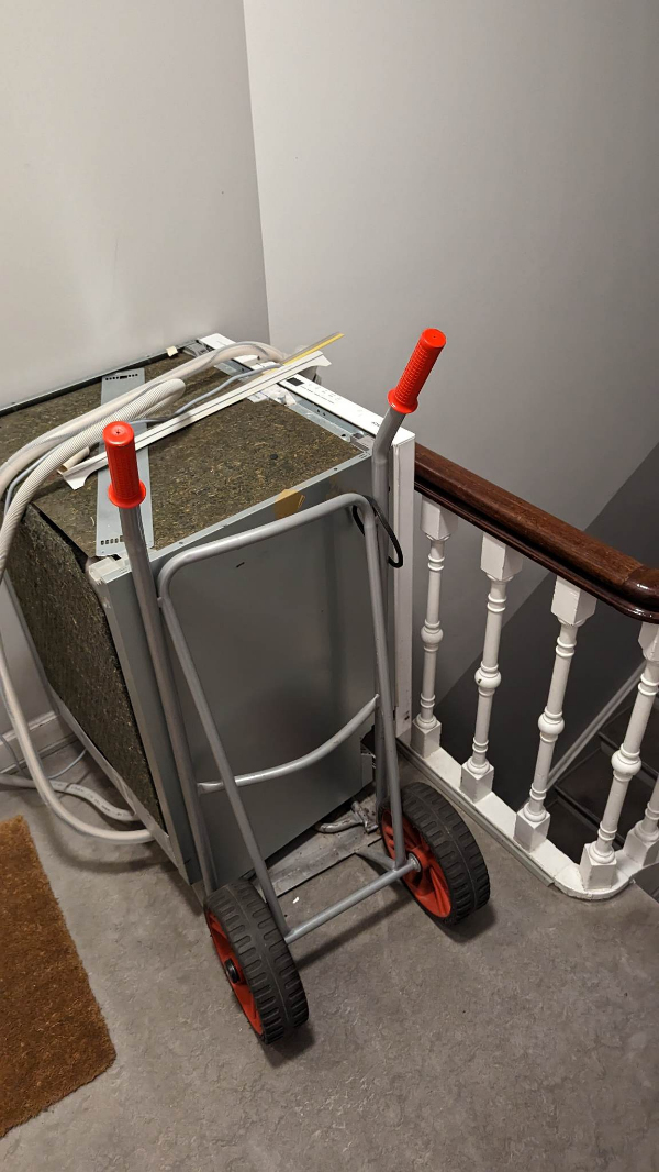 Nedbæring af opvaskemaskine fra 4 sal til stuen, og ind i baggården til storskrald.