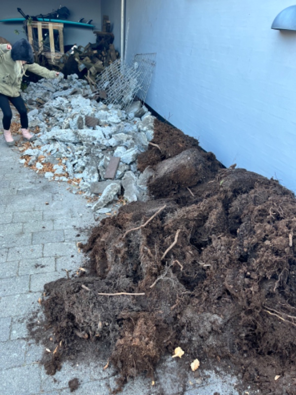 Bortskaffe store mænger affald efter fjernet terrasse og bed (sten, beton, jord, grus, rødder, træ)