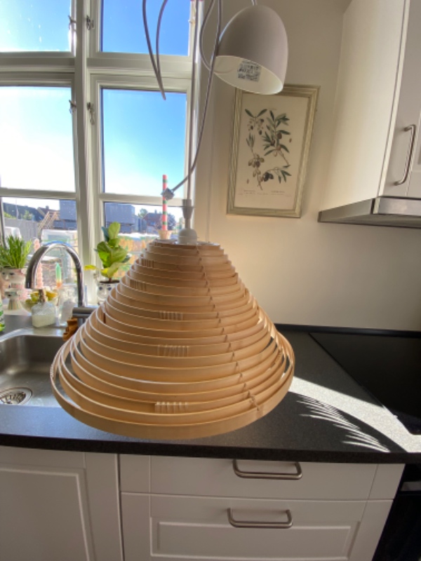 Tilslutning og ophængning af to lamper over køkkenbord.